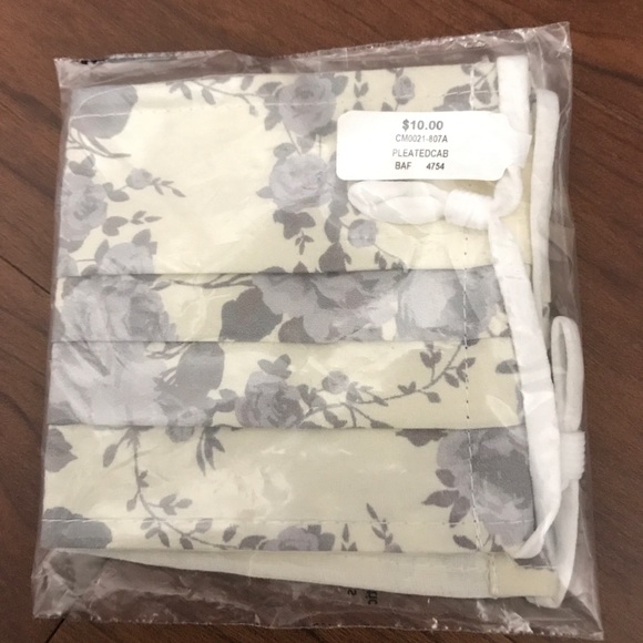 ❗️SOLD❗️2/$16 Francesca’s Face Mask Bundle - Picture 3 of 7